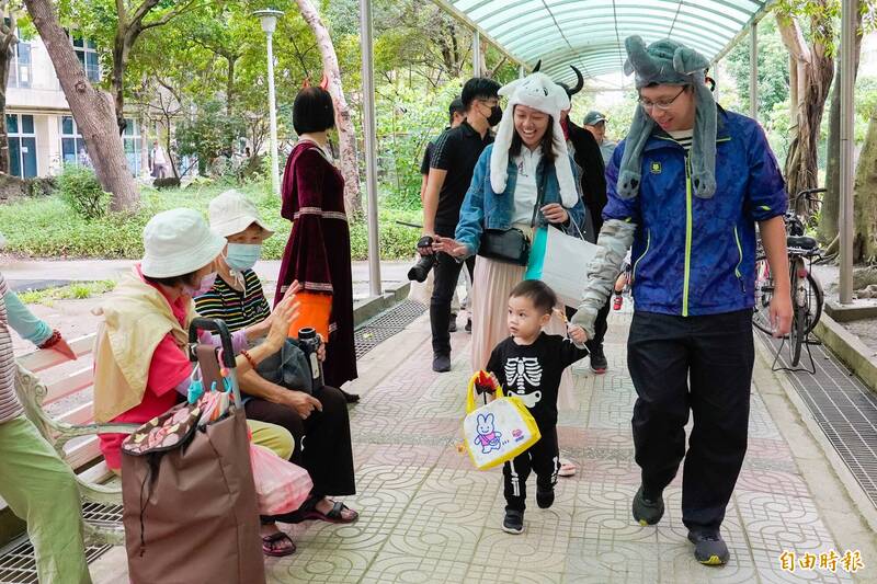 樹林區保順公托小朋友進公園討糖吃，在公園的阿公阿嬤卻討抱抱。（記者翁聿煌攝）