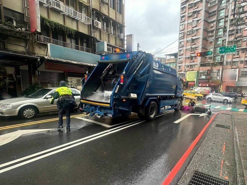 警方赶赴现场采证，并协助伤者送医。（记者吴升儒翻摄）