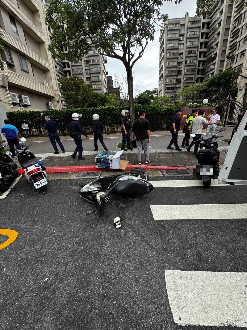 台北市內湖路一段411巷，今日下午1時22分許發生一起當街砍人案。（記者鄭景議翻攝）