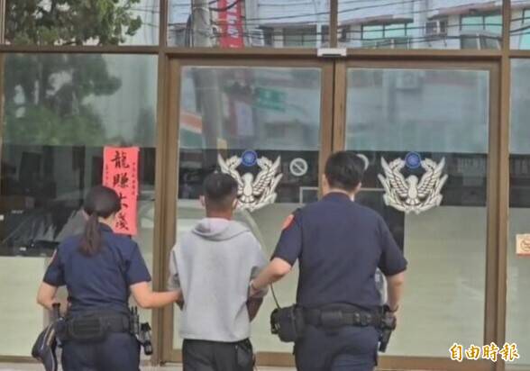 劉嫌（中）被清水警方移送偵辦。（記者張軒哲攝）