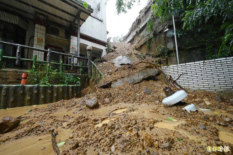 中颱康芮進逼台灣，氣象署預估會帶來明顯降雨，農業部農村水保署已啟動土石流警戒機制。（資料照）