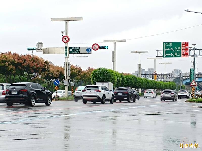 桃園區大興西路、國際路二段鄰近國道2號南桃園交流道，平日車流量龐大，尖峰時間更是塞爆了。（記者鄭淑婷攝）