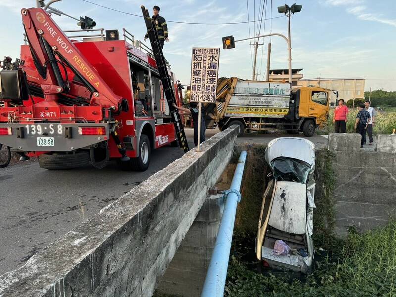 彰化縣溪湖鎮一家安親班汽車和清潔車互撞，小客車被撞到摔落大排，消防隊獲報當場救援。（民眾提供）