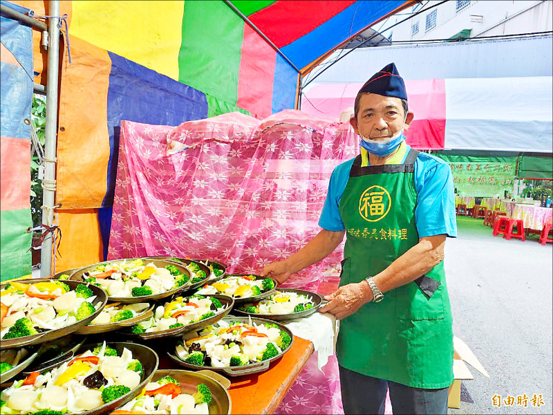 台中市神岡區88歲總鋪師林福源持續辦桌煮菜，身體硬朗。（記者張軒哲攝）