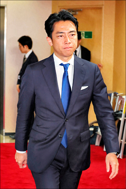 自民黨選舉對策委員長小泉進次郎承擔敗選責任，28日請辭獲准。（法新社）