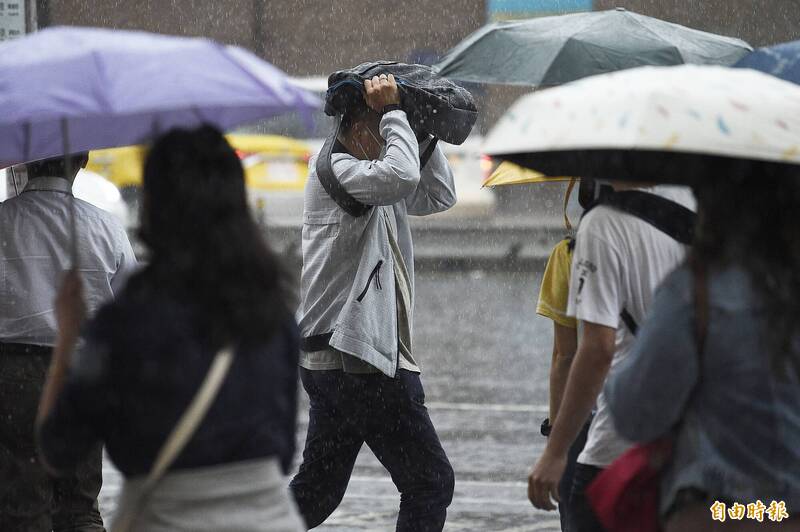 氣象署指出，週三桃園以北、宜花地區有機率出現較大雨勢，其他地區及澎湖、馬祖也有零星短暫陣雨，台東雨勢則會愈晚愈強。（資料照）