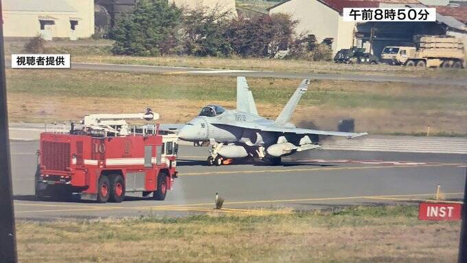 美軍一架FA-18戰鬥機在今（29）日上午，降落於日本青森縣三澤機場時，機尾部分突然冒出濃濃黑煙，隨後起火燃燒，讓機場緊急關閉跑道。（圖擷取自社群平台「X」）