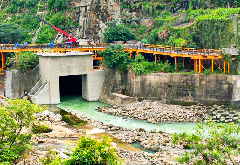 曾文水庫透過發電放水，保留滯洪空間，並引流至烏山頭水庫蓄存，兼顧河防安全與水資源調度、運用。（南水分署提供）