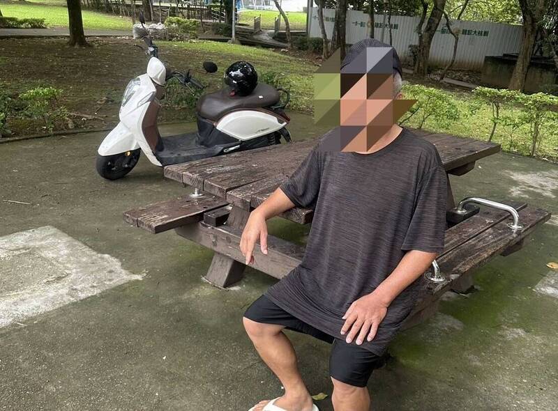 林男被查緝到案後，辯稱只是在抓癢。（記者鄭淑婷翻攝）