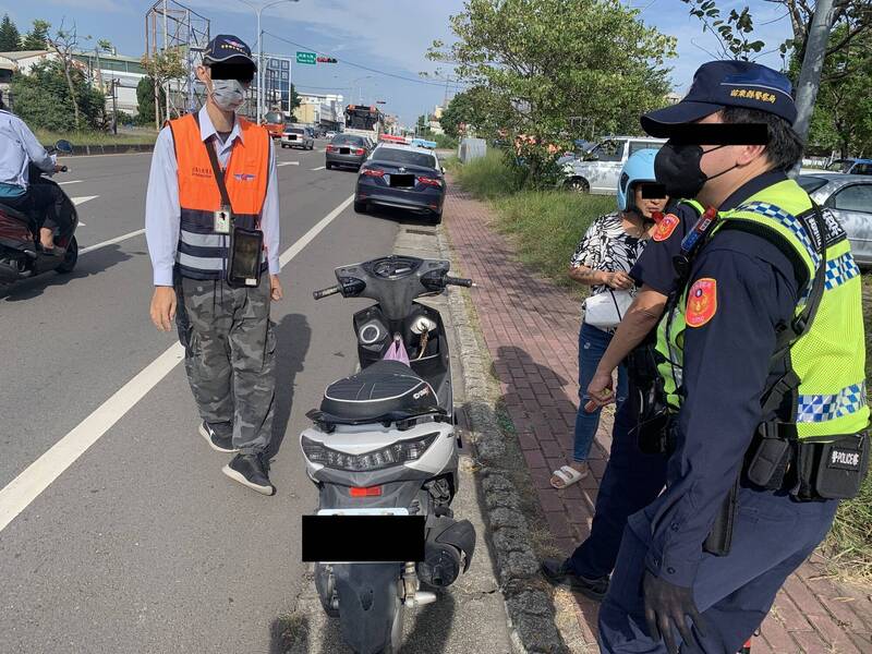 假車牌氾濫，苗栗監理站與苗栗縣警察局交通隊辦理監警聯合路邊稽查勤務，在竹南鎮查獲2輛機車懸掛註銷車牌上路。（圖由苗栗監理站提供）