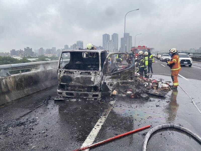 中山高五楊高架林口南下路段，今天發生火燒車意外。（記者吳仁捷翻攝）