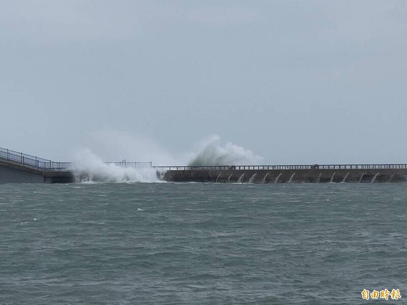 澎湖沿海湧現巨浪。（記者劉禹慶攝）