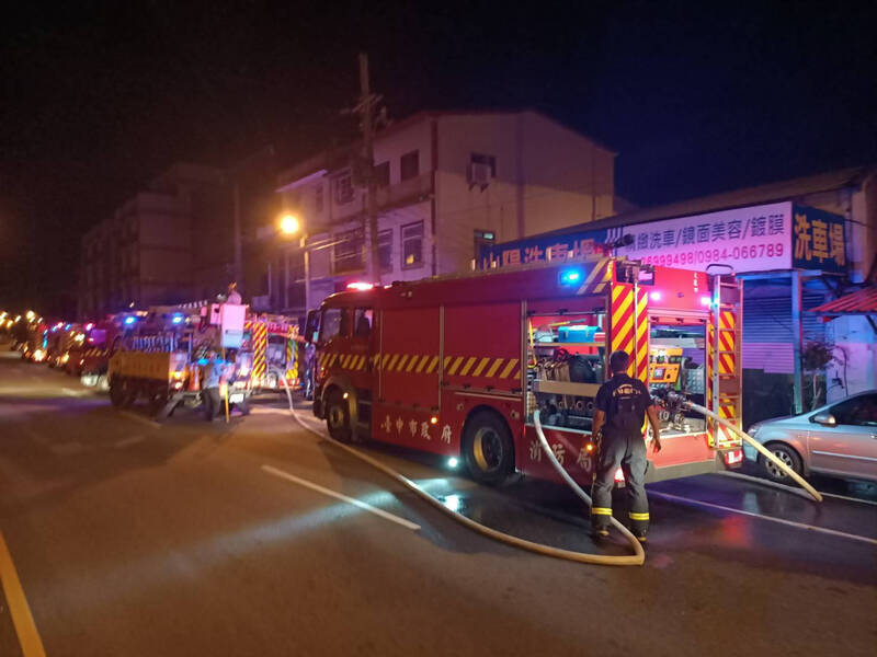 台中大肚沙田路三段洗車場凌晨起火燃燒，消防局人員到場搶救。（讀者提供）