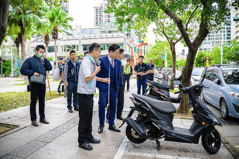 新竹市府日前宣佈關新路的機車全面退出人行道，對此，市議員鄭美娟酸市府研議了2年，解決方式就是犧牲汽車停車空間，是最簡單的交差方式。（市府提供）