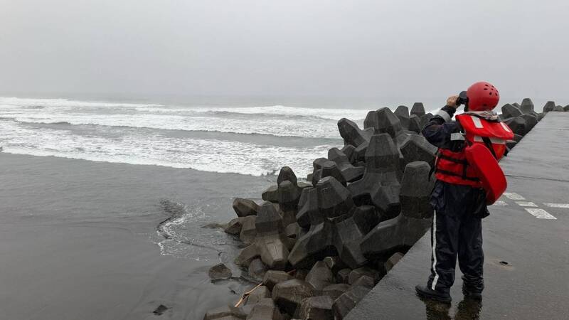 康芮台风来袭，宜兰外海风浪大，部分民众前往观浪，宜兰岸巡总计劝离3车、35人次。（第一岸巡队提供）