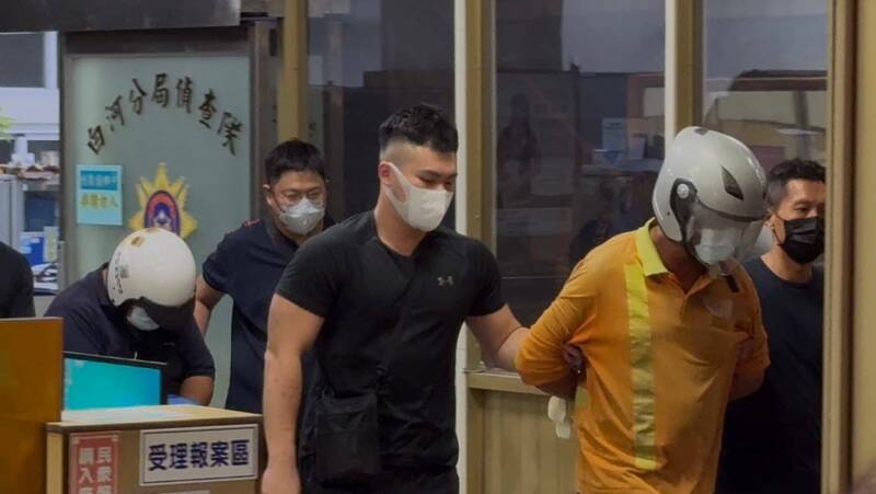 谢男（前橘衣）与詹男（后方）涉嫌共同杀害嘉义吕姓男子，台南地院裁定2嫌收押禁见。（民众提供）