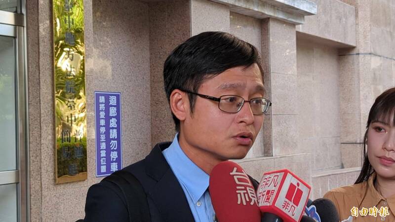 5億高中生婚姻無效訴訟打延長賽，賴母的律師王彥認為，案情對告訴人賴母有利。（記者張瑞楨攝）