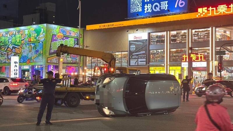 銀色轎車於路口擦撞計程車後側翻，造成高雄中山二路五福商圈一度大塞車。（民眾提供）