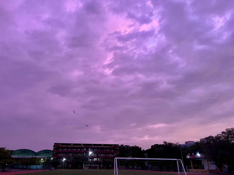 台南市今天傍晚出現詭異的紫色天空。（圖由晁瑞光提供）