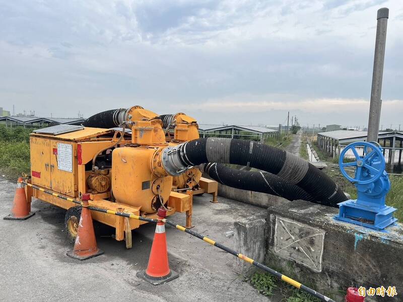 雲林縣府在全縣191處低窪、易淹水地區預佈移動式抽水機。（記者黃淑莉攝）