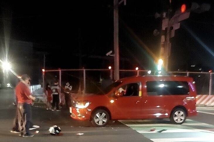 機車女騎士捲入車底，失去生命跡象，送醫搶救。（讀者提供）