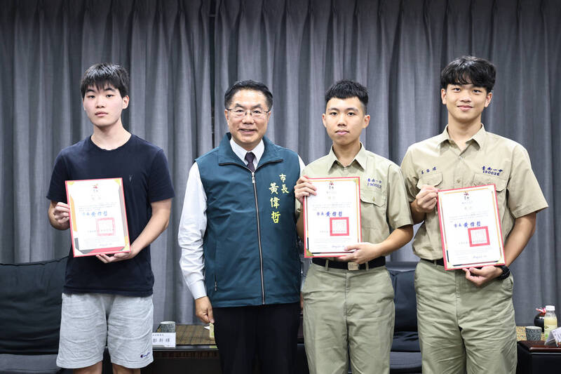 台南市長黃偉哲29日接見國際競賽獲獎優秀學子，趙翊佑（左1）是其中1位。 （南市教育局提供）