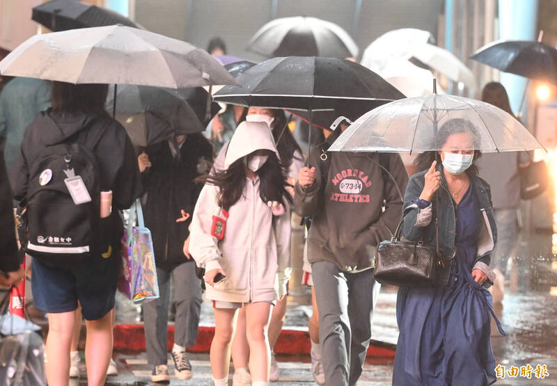 週四強烈颱風「康芮」登陸台灣，需留意強風豪雨。（資料照）