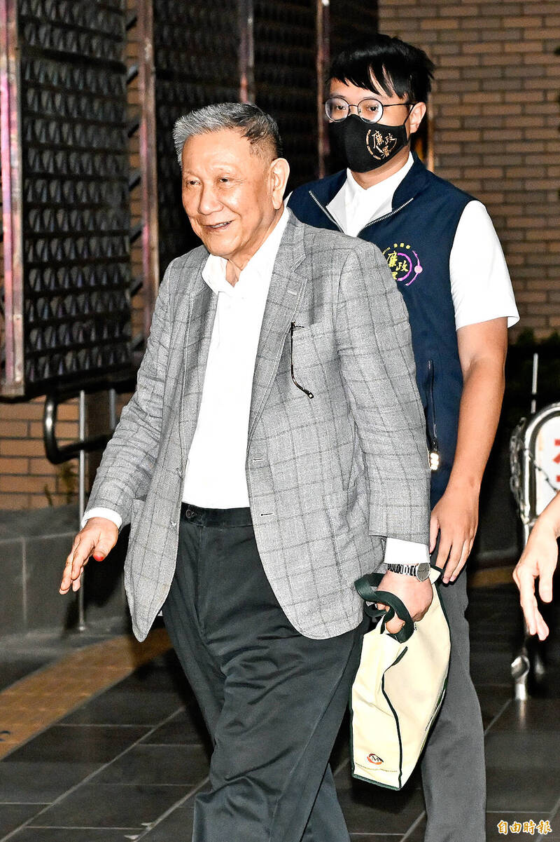 
Core Pacific Group founder and chairman Sheen Ching-jing, center, walks to the Taipei District Prosecutors’ Office for questioning on Aug. 28.
Photo: Chen Chih-chu, Taipei Times