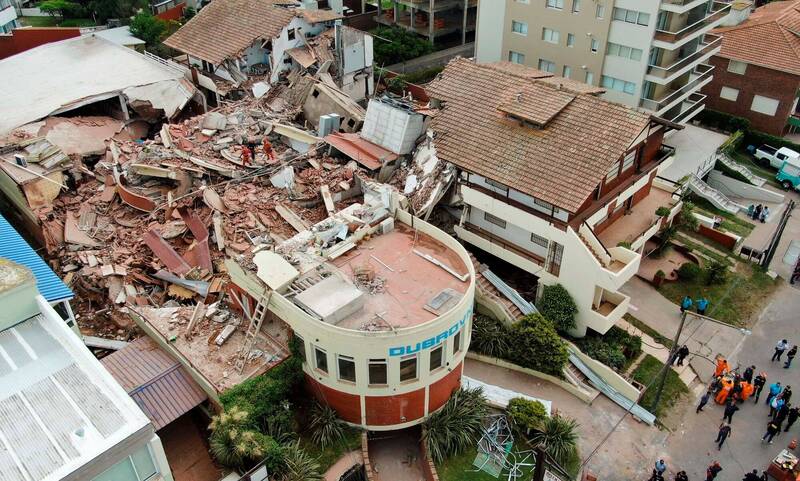 阿根廷首都沿海的一处度假胜地，在当地时间29日凌晨左右，惊传一栋10层楼高、外型为圆弧造型的饭店突然倒塌，造成至少1名男性长者死亡、10余人失踪。（路透）