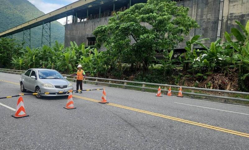 花蓮境內台九線（蘇花公路）、台九丁線（舊蘇花公路） 蘇澳到崇德路段預警性封路。（公路局提供）