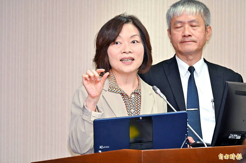 
Minister of Labor Ho Pei-shan, center, speaks at a meeting of the legislature’s Social Welfare and Environmental Hygiene Committee in Taipei yesterday.
Photo: Tu Chien-jung, Taipei Times