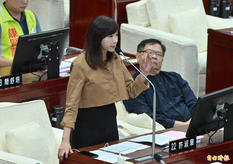 民進黨市議員許淑華就大巨蛋議題，質詢台北市長蔣萬安與體育局長王泓翔。（記者田裕華攝）