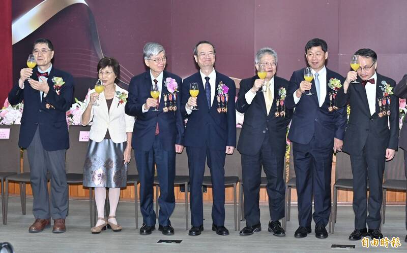 司法院7位大法官詹森林（左起）、张琼文、蔡烱炖、许宗力、许志雄、黄瑞明、黄昭元任期31日届满，司法院30日举办卸任欢送会。（记者涂建荣摄）