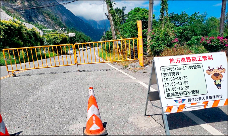 花蓮境內台9線（蘇花公路）、台九丁線（舊蘇花公路）蘇澳到崇德路段昨夜先預警性封路。（公路局提供）