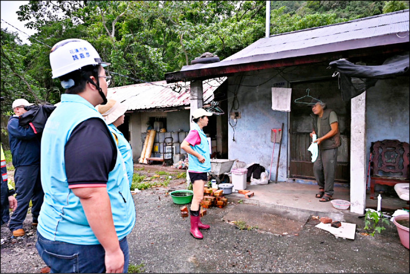 強烈颱風康芮侵襲，花蓮市公所昨針對土石流、大規模崩塌等危險區域住戶預警性撤離。（花蓮市公所提供）