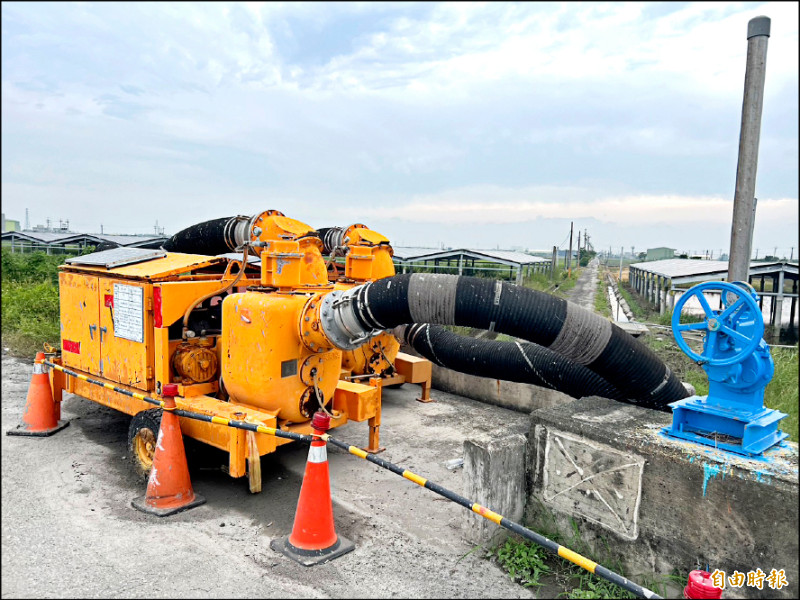 康芮颱風來襲，雲林縣府在縣內191處低窪、易淹水地區預佈移動式抽水機待命。（記者黃淑莉攝）