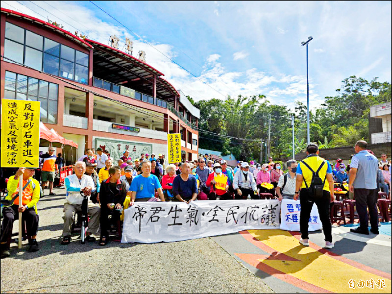 上百名頭屋鄉親昨聚集申請計畫地出入口的五聖宮前廣場，拒絕縣府與業者入內現勘。 （記者彭健禮攝）