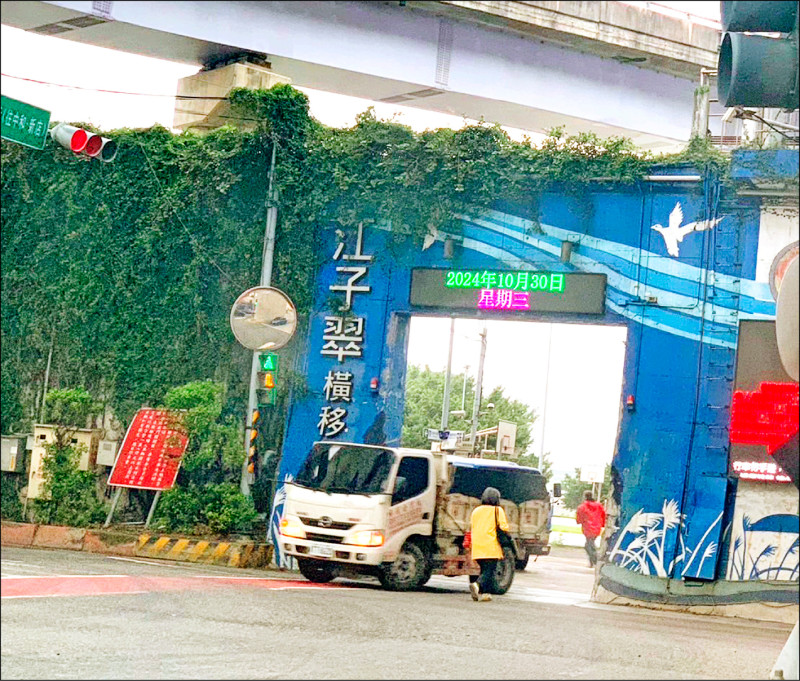 新北高灘地停車場車輛只出不進，各橫移門昨天深夜封閉 。（新北市府提供）