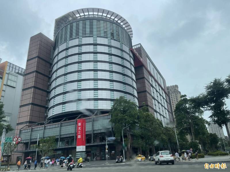 颱風假不用逛街了，台中各大百貨公司今均宣布停業1天。（記者蘇孟娟攝）