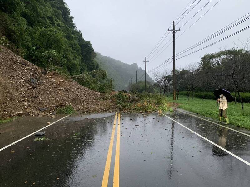 宜蘭大同鄉遭雨彈襲擊，台7丙線8.4公里處坍方。（警方提供）