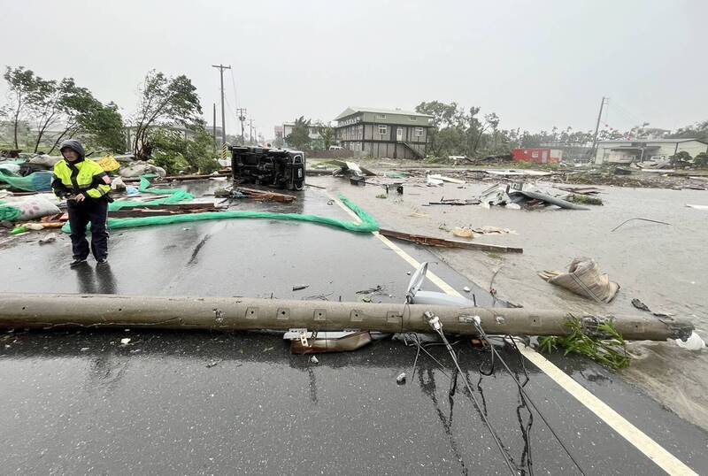 受到強風侵襲，花蓮縣吉安鄉南海五街2根電線桿倒塌、1台小貨車翻覆。（花蓮縣消防局提供）