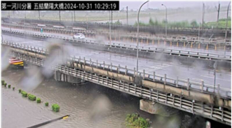 康芮颱風夾帶豐沛雨量，宜蘭雨勢驚人，蘭陽溪上游及蘭陽大橋水位持續上漲且上升速率增快，截至上午10點半，水位高達6公尺已接近二級警戒水位。（圖擷取自水利署防災影像）