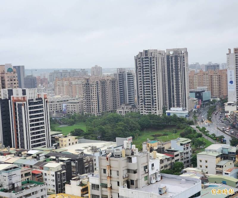 高雄市目前風雨不大，根據最新氣象預報，今天中午過後至午夜將是風雨最大的時段；圖為鳳山、三民交界處寶業里滯洪池一帶。（記者陳文嬋攝）