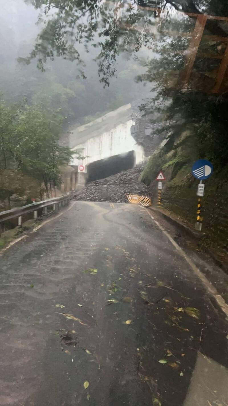 台八線 96K明隧道出現土石流崩坍阻斷交通。（民眾提供）