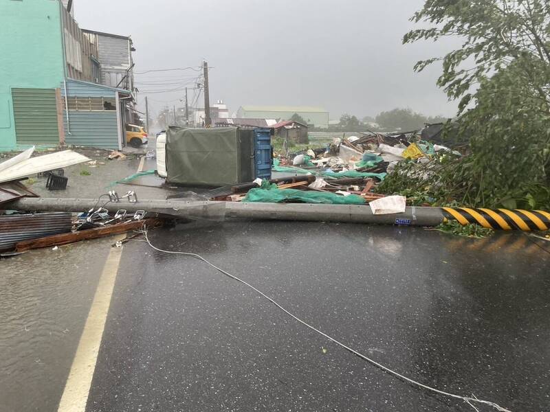 吉安鄉南海五街電桿被風吹倒、貨車翻覆，警方到場拉封鎖線戒護，請民眾小心。（圖由警方提供）