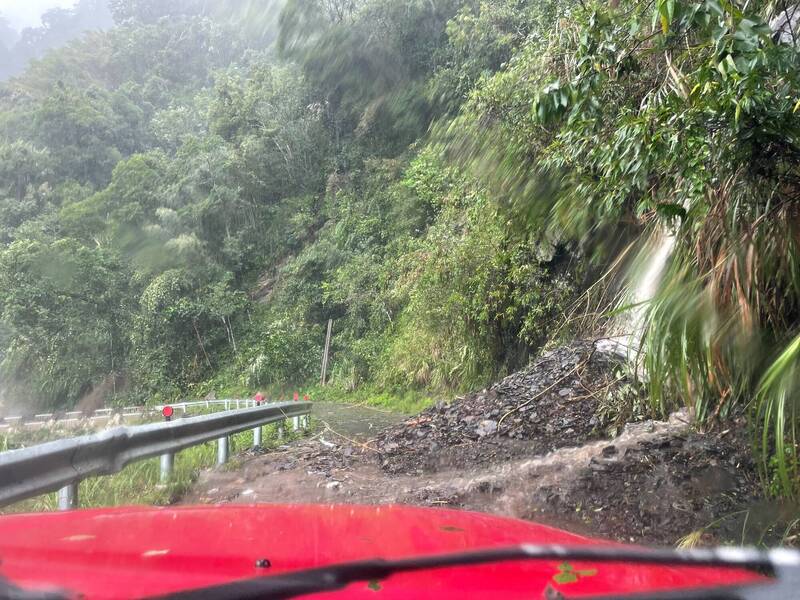 新竹縣災情多為道路落石崩塌、路樹倒塌。 （新竹縣消防局提供）