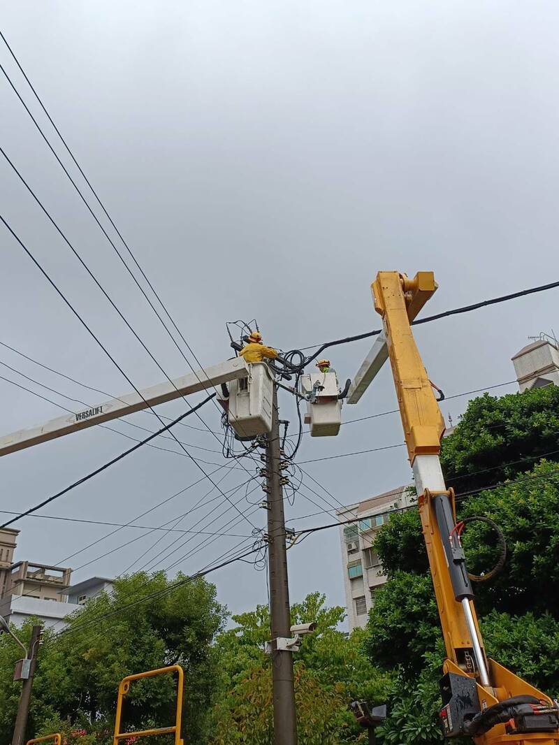 康芮颱風來襲，大新竹地區到今天中午有4375戶停電，至中午仍有2381戶未復電。（台電新竹區營業處提供）