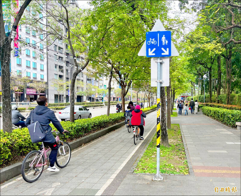 自行車可於車道或人車共道人行道上行駛，過馬路時要看哪個綠燈常讓民眾搞不清楚。（資料照）