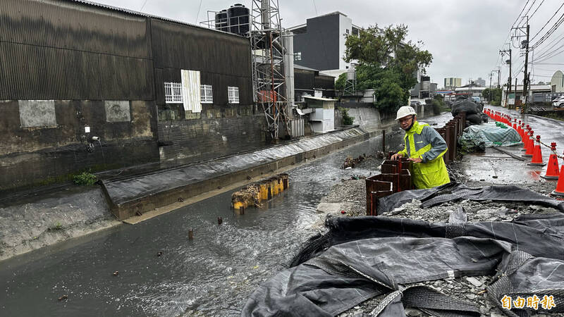 康芮颱風來勢洶洶 ，台南永康崑大路155巷168弄太子廟中排去年崩塌處，護岸加放太空包防護，里長李忠信上午也前往巡查現況。（記者劉婉君攝）