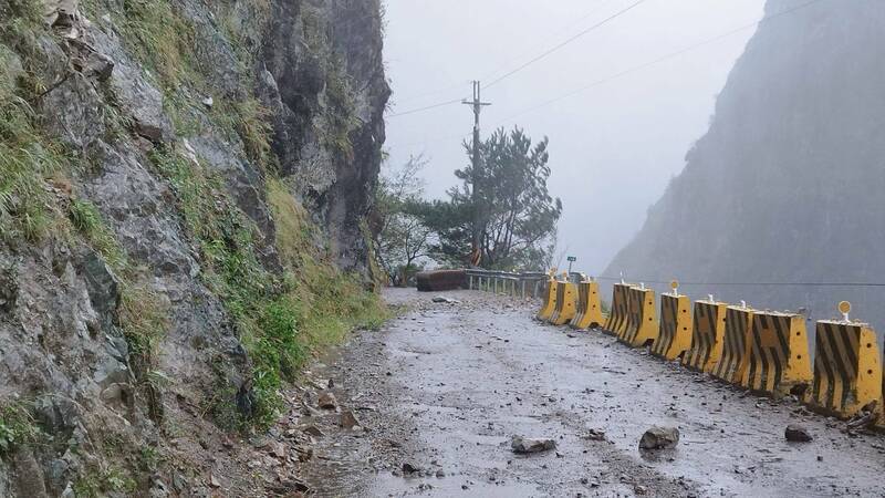 中橫便道因大雨落石封閉。（谷關工務段提供）